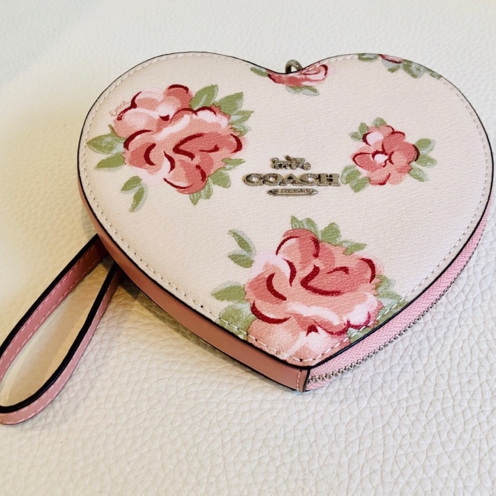 LAST ONE🎉HP🥳 COACH Jumbo Heart Shaped Wristlet - Picture 8 of 8